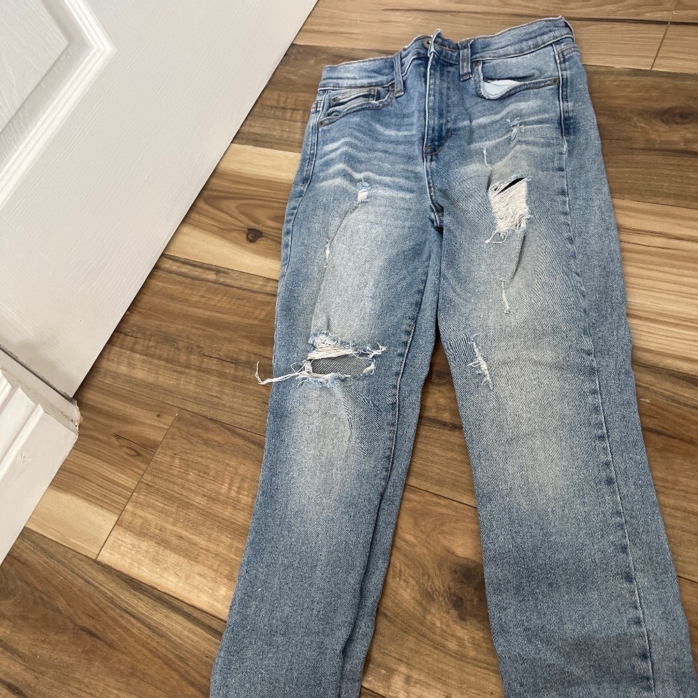 Low waisted ripped jeans